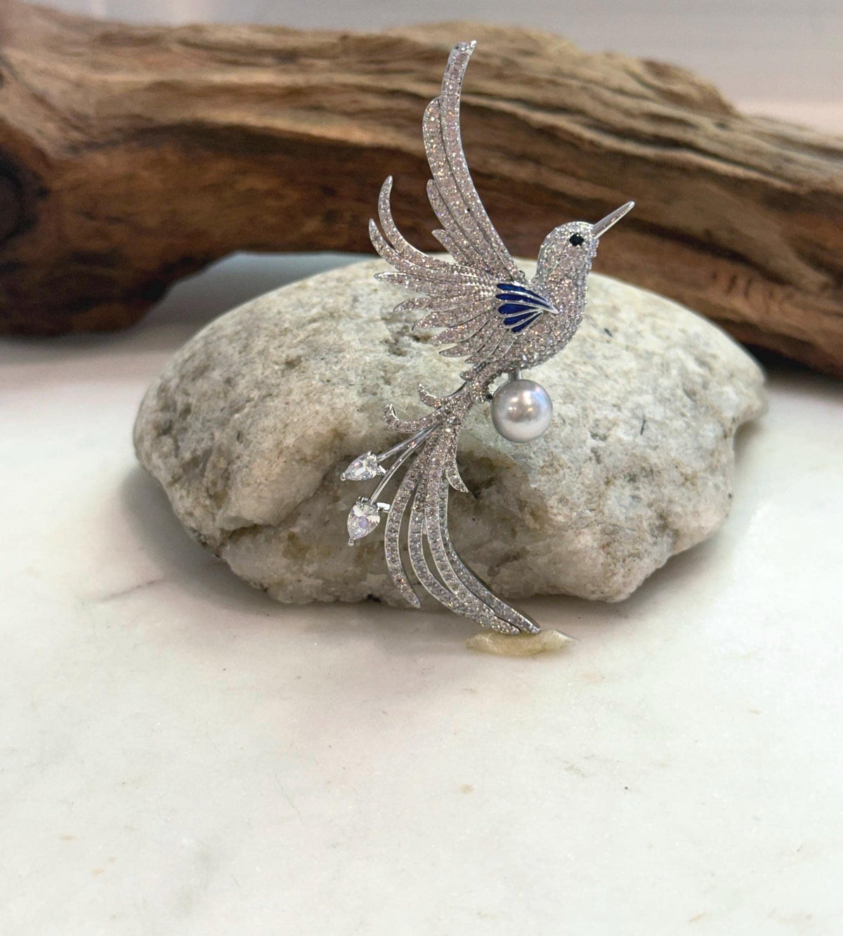 Akoya pearl bird brooch with a genuine saltwater pearl and mirror-like luster