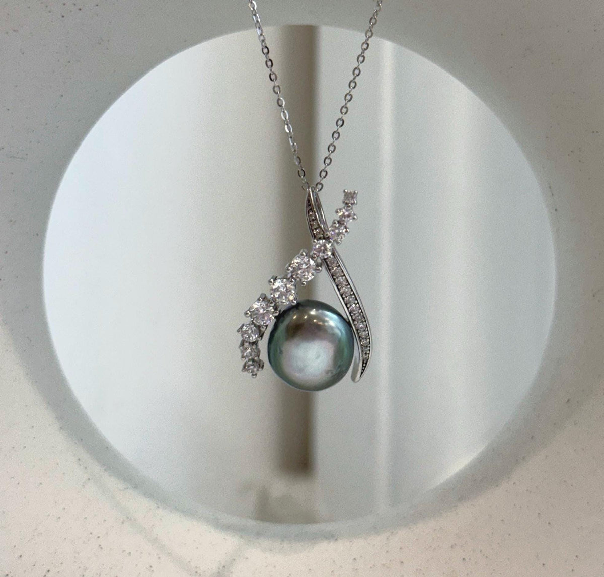 Natural Tahitian Keshi pearl with vivid peacock green tones and strong mirror-like luster.