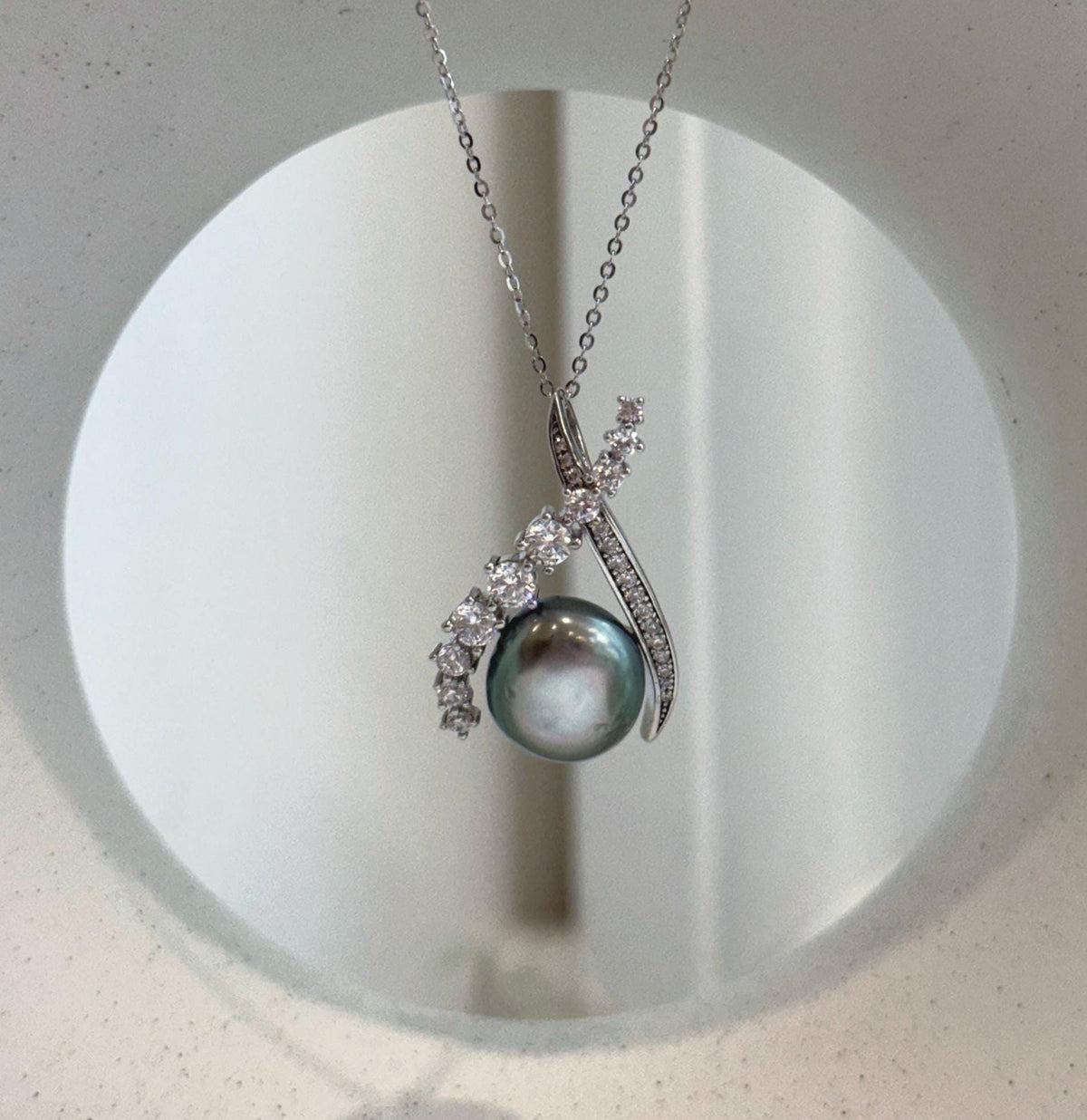 Peacock green Tahitian ocean pearl pendant featuring a natural organic Keshi shape.