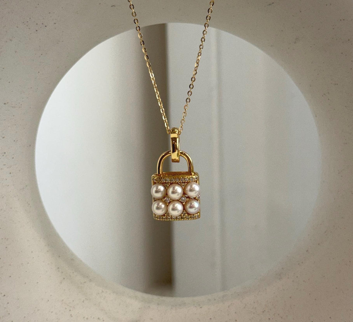 Gold-tone S925 sterling silver handbag pendant decorated with Akoya pearls and sparkling crystals