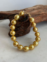 Golden Edison freshwater pearl bracelet with 16 lustrous pearls and an S925 sterling silver clasp.