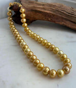 Detailed view of the golden Edison pearls’ mirror-like luster and natural character.
