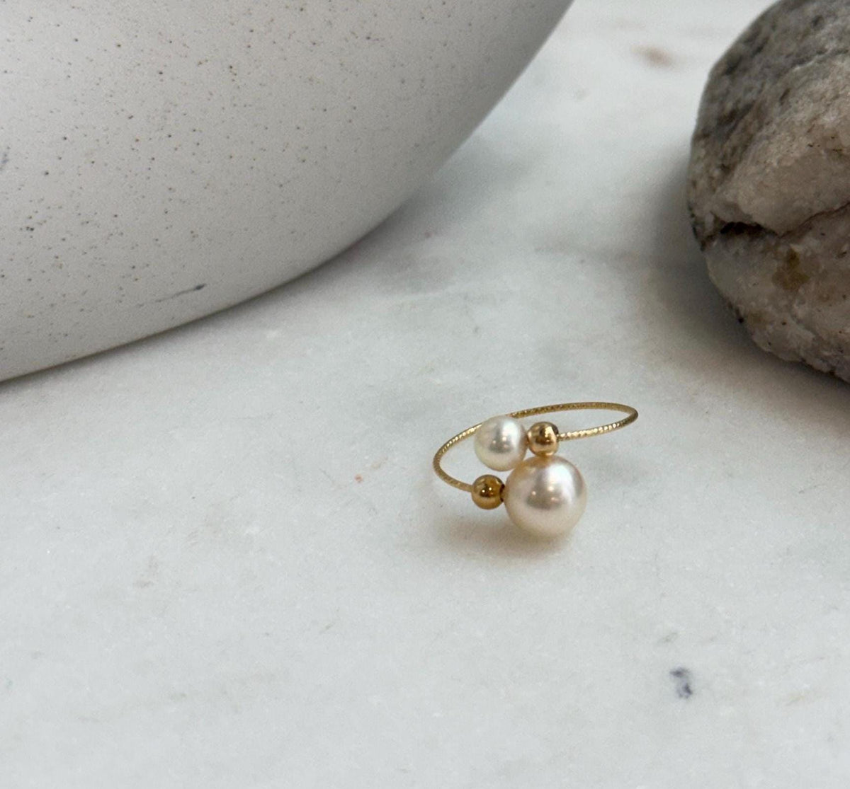 Minimalist Akoya saltwater pearl ring with adjustable Au750 gold band
