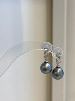 Close-up of the Tahitian pearls and their luminous silver-gray color.