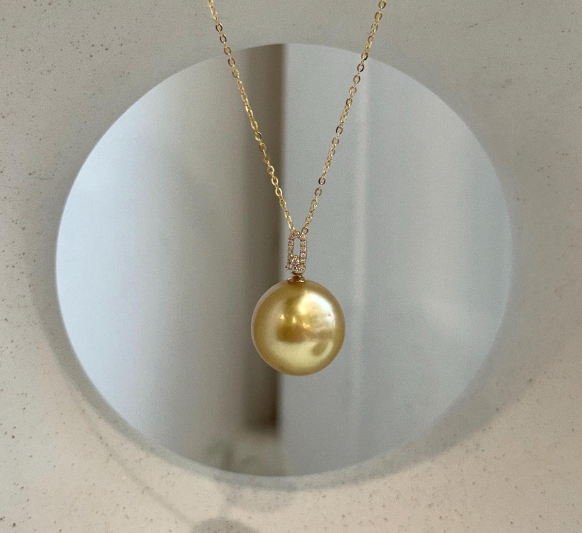 Elegant genuine ocean pearl pendant crafted in solid 18K gold.