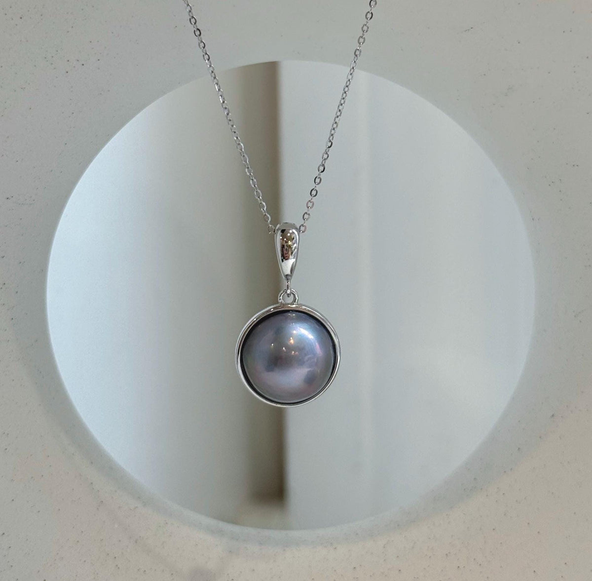 Genuine ocean pearl pendant necklace with smooth round shape and intense luster