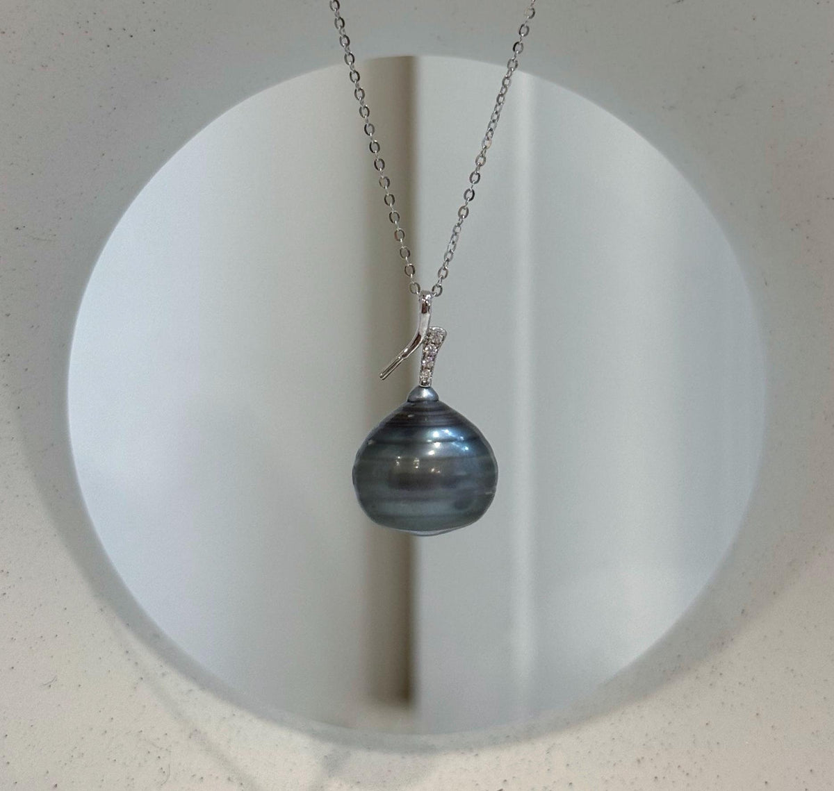 Platinum-colored Tahitian pearl pendant in S925 sterling silver.