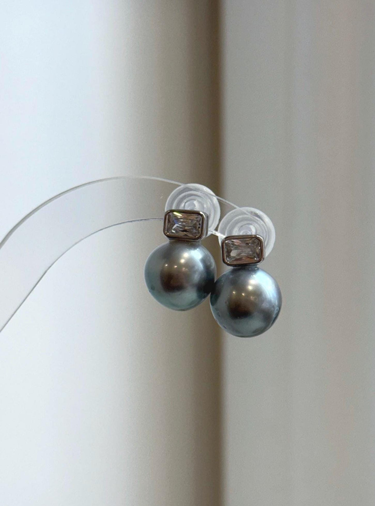 Elegant round Tahitian pearls with extreme mirror-like luster
