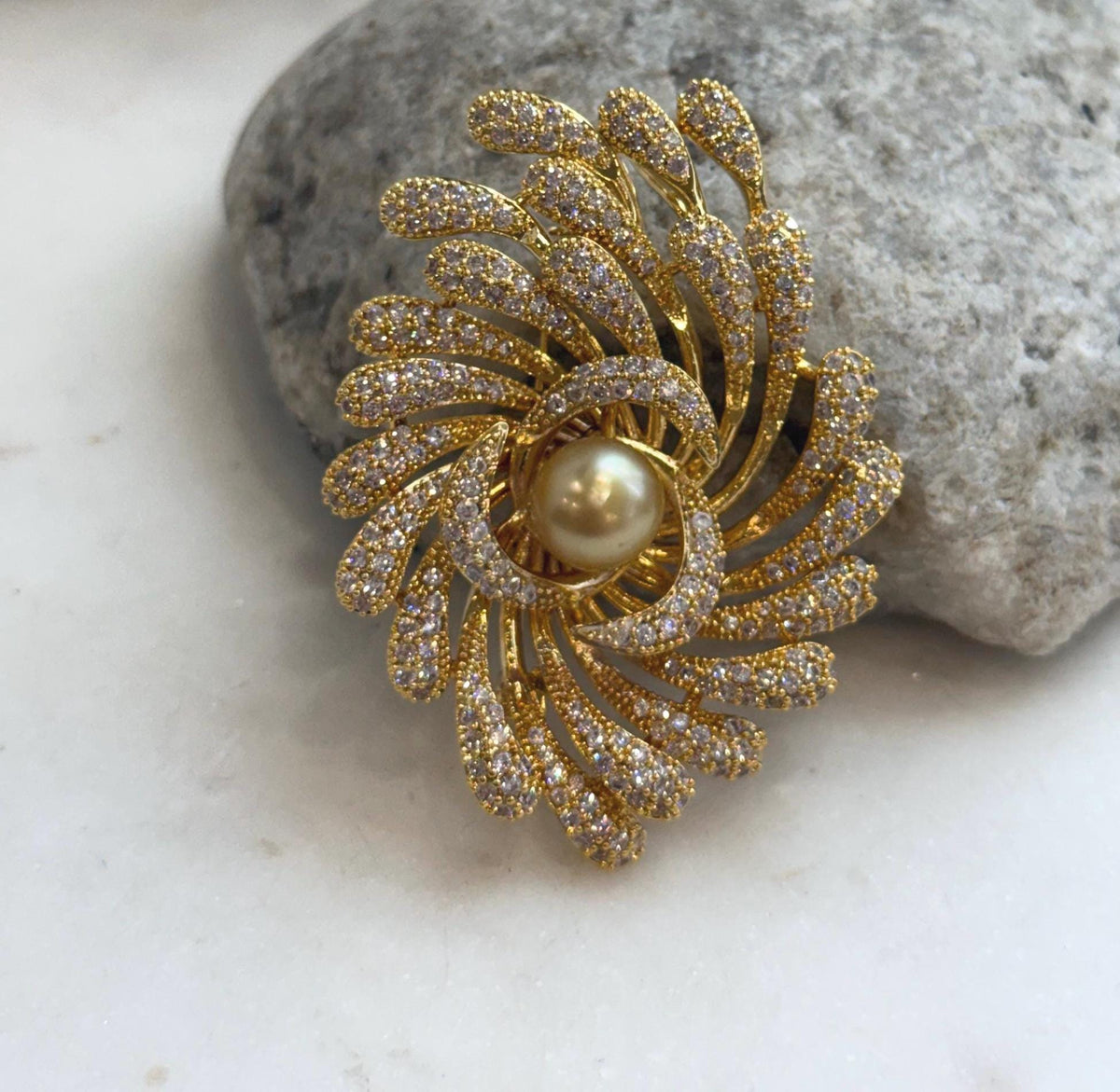 Two-in-one golden pearl jewelry that can be worn as a brooch or pendant