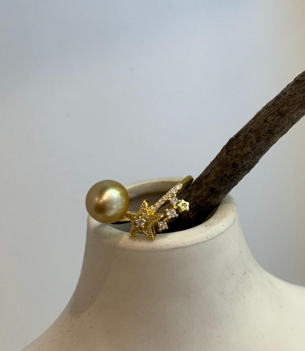 Adjustable pearl star ring combining deep tea golden tones with gold-plated sterling silver.