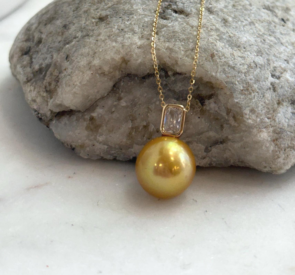 Close-up of the Edison pearl’s deep golden color and mirror-like luster.