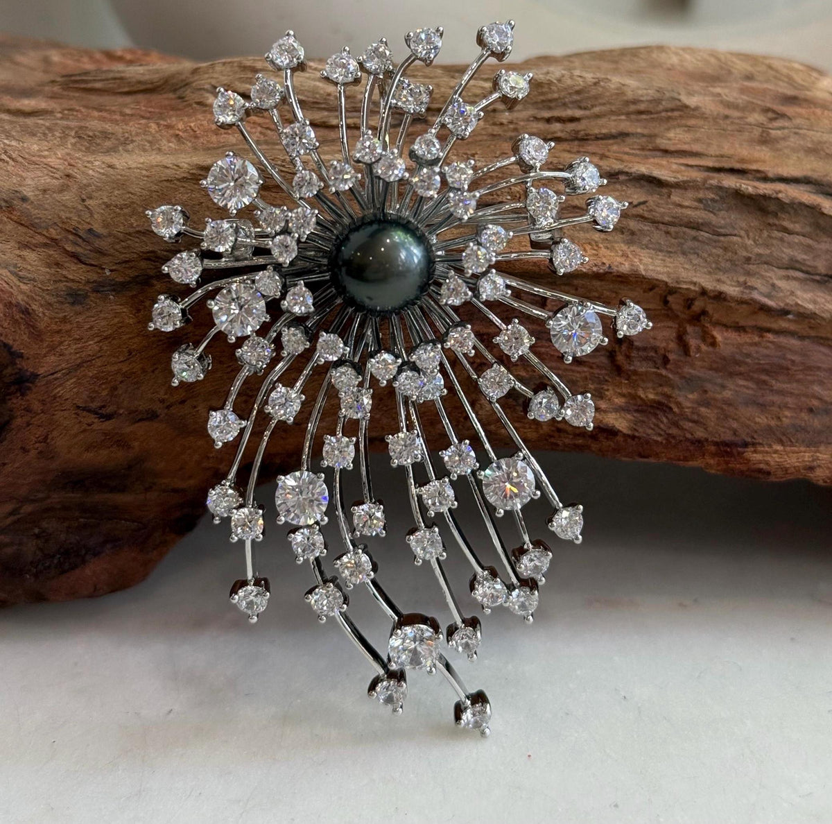 Two-in-one Tahitian pearl accessory with a radiating fireworks design.