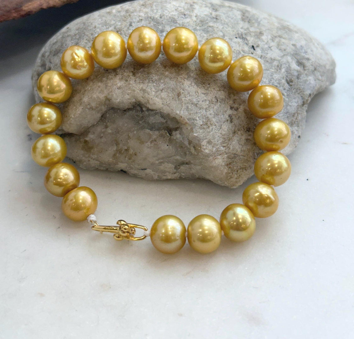 Mirror-luster Edison pearls in a golden bracelet