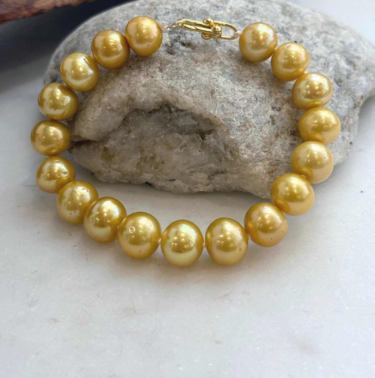 Golden pearl bracelet with luminous pearl surfaces