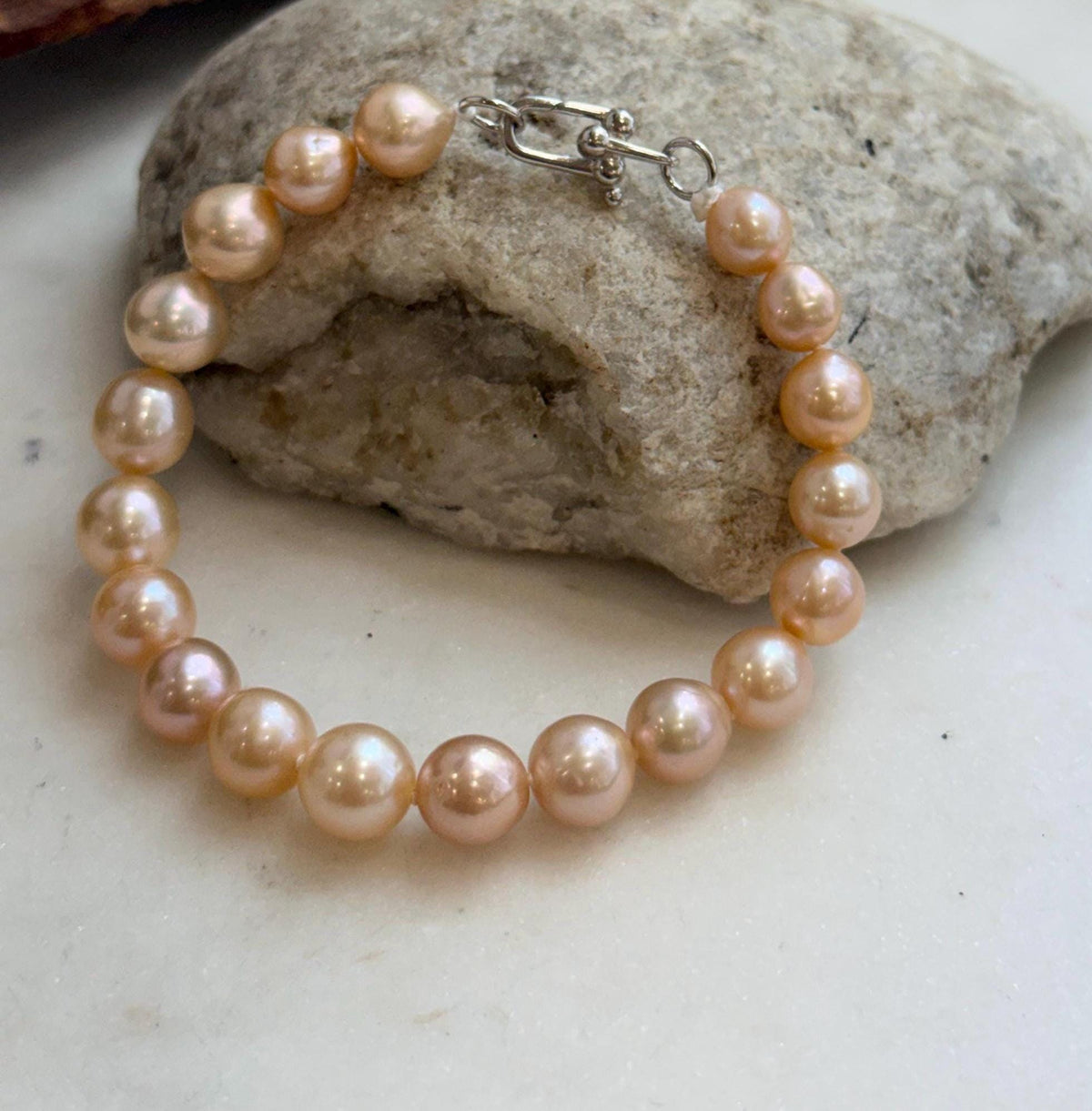 Genuine pearl bracelet featuring soft golden hues