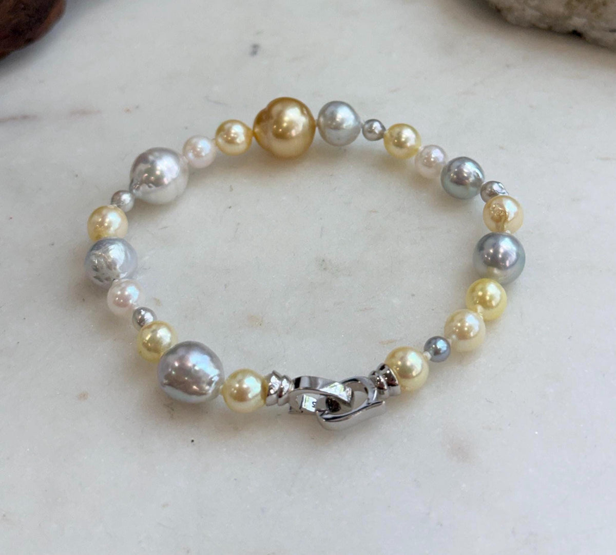 Multicolor pearl bracelet with individual knots between the genuine ocean pearls.