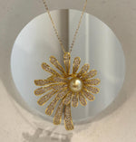Flower-inspired pearl brooch that can also be worn as a pendant