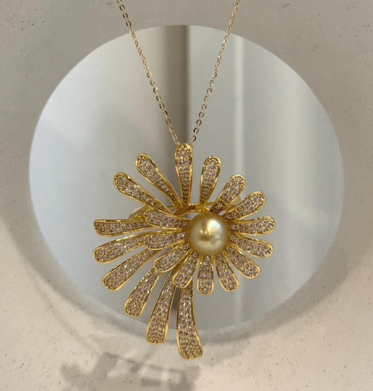 Flower-inspired pearl brooch that can also be worn as a pendant