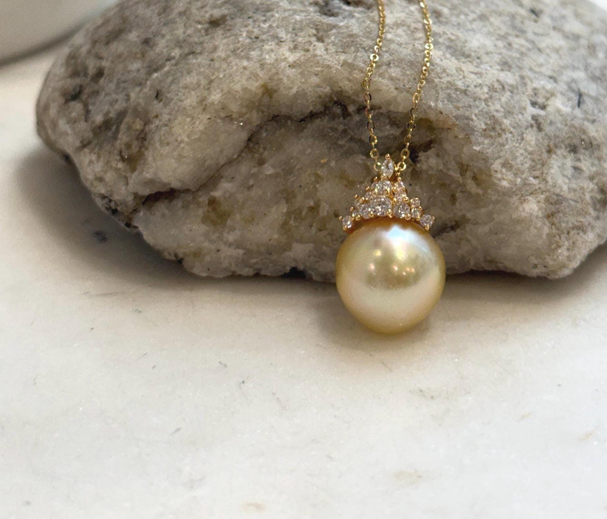 Golden South Sea pearl paired with an 18K gold-plated silver crown setting.