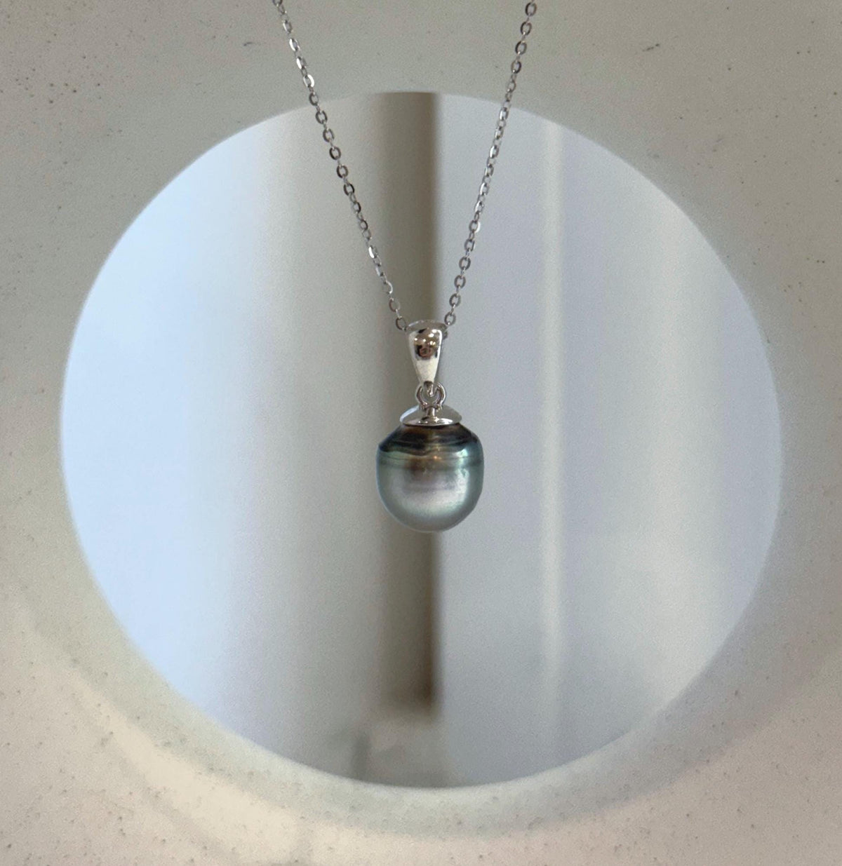 Silver sage ocean pearl pendant with extreme mirrored luster