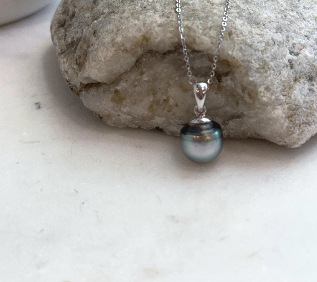Elegant Tahitian pearl pendant set in S925 sterling silver