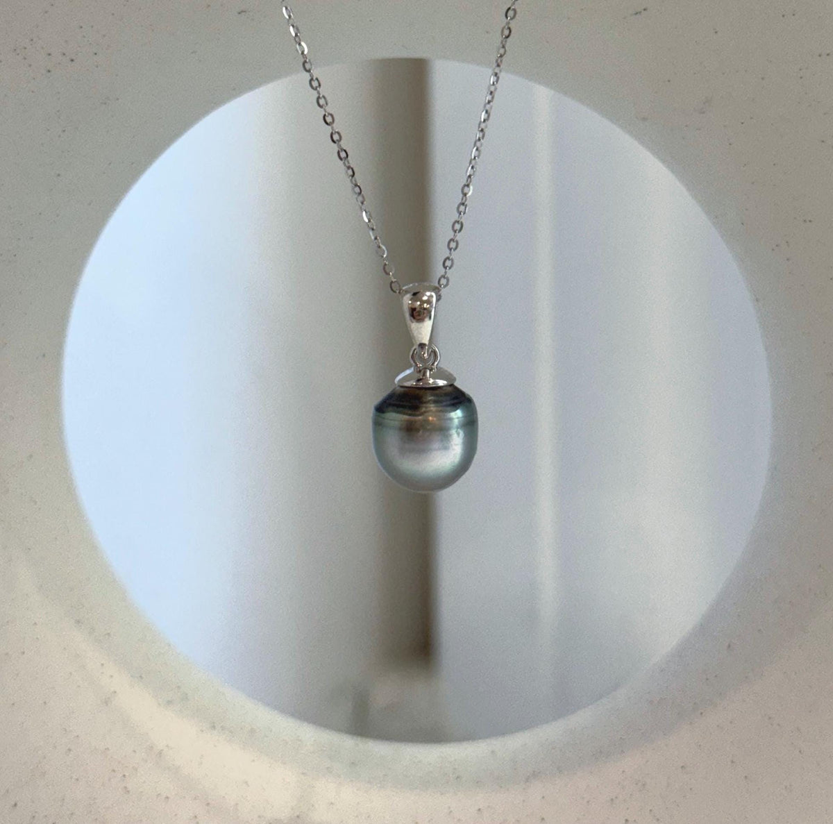 Tahitian silver sage pearl necklace pendant with bright reflective luster