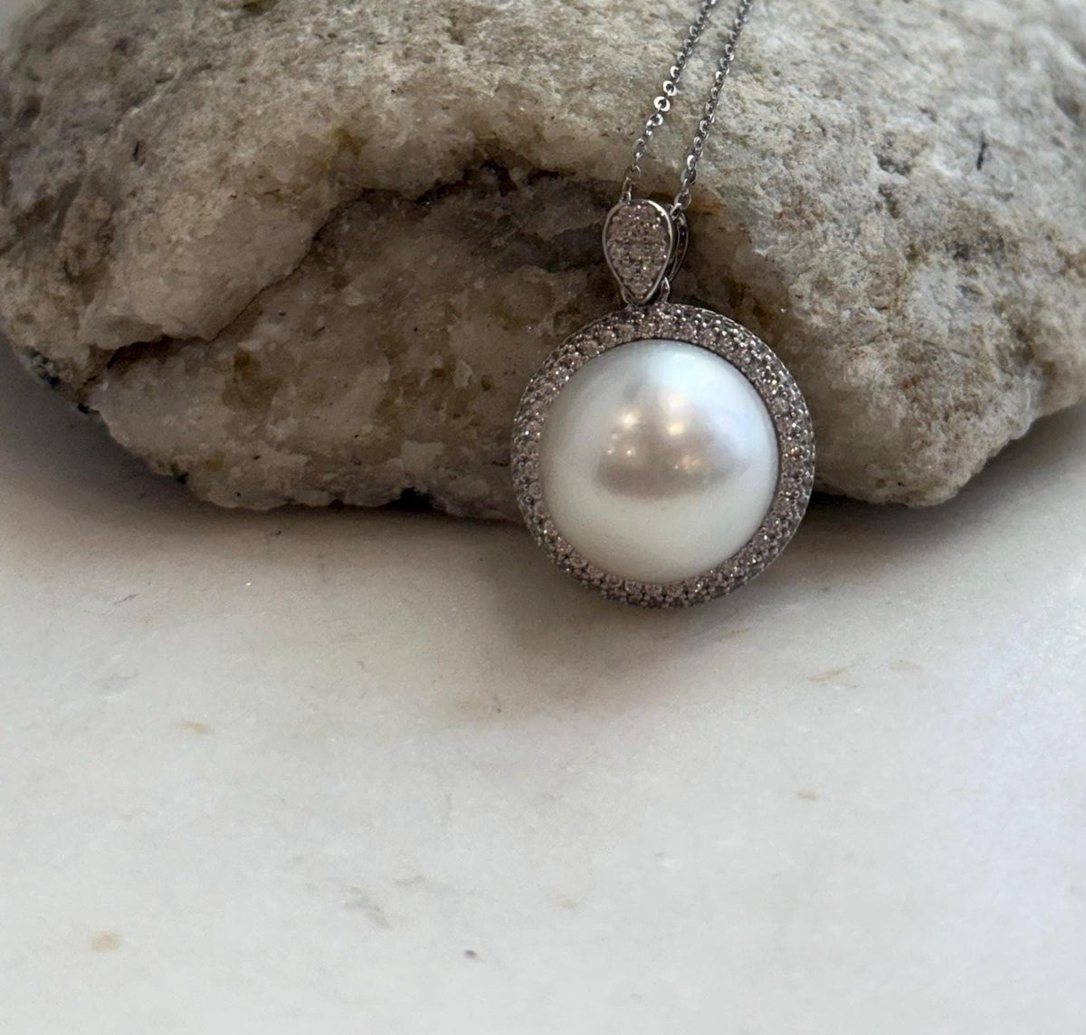 S925 sterling silver pendant featuring a lustrous white South Sea pearl.