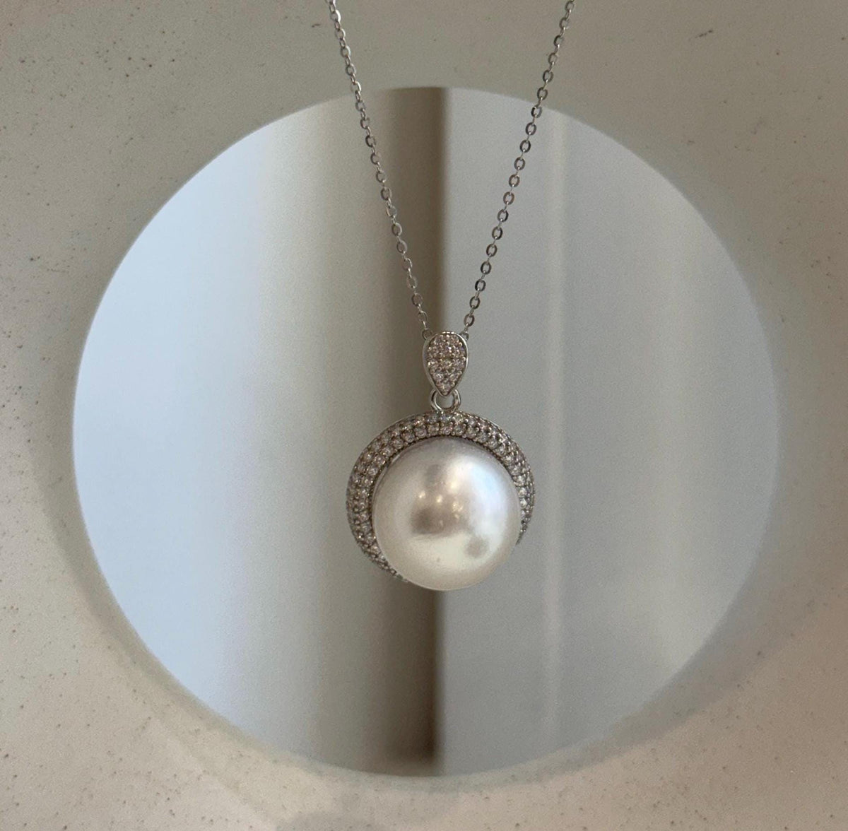 Australian South Sea pearl pendant showing the white pearl’s mirror-like luster.