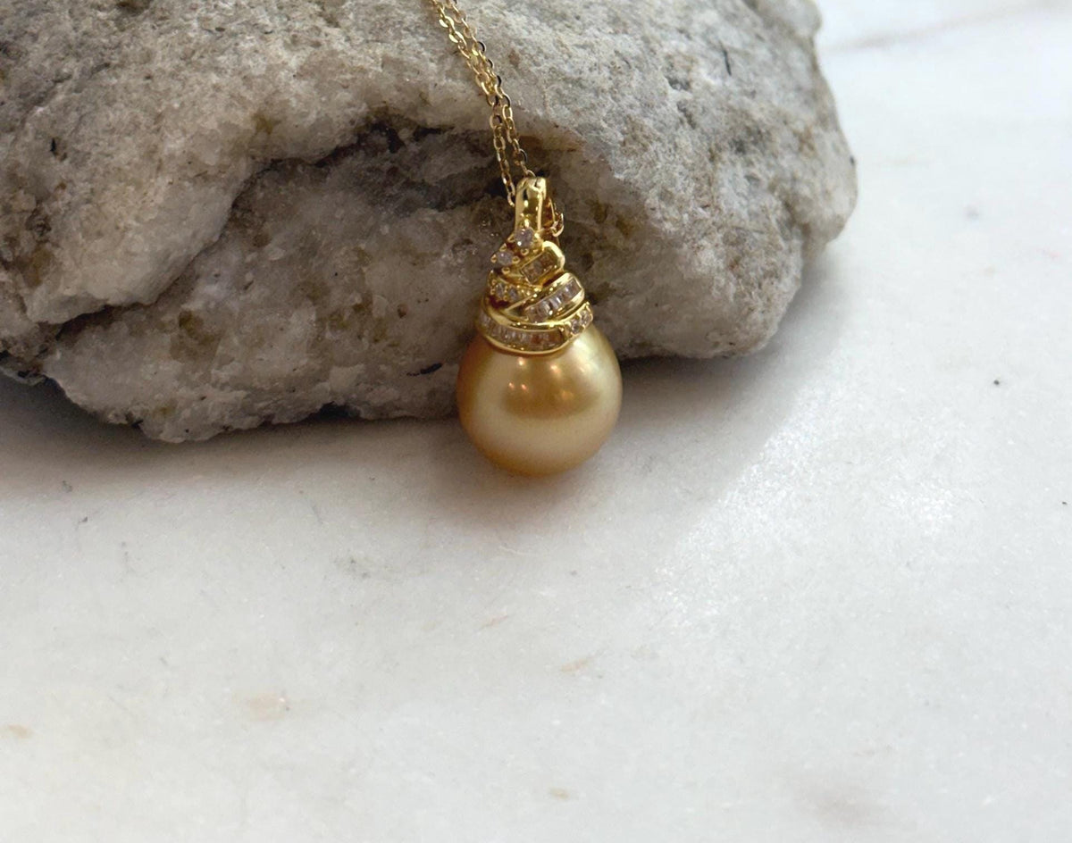 S925 sterling silver pendant featuring a lustrous saltwater pearl.