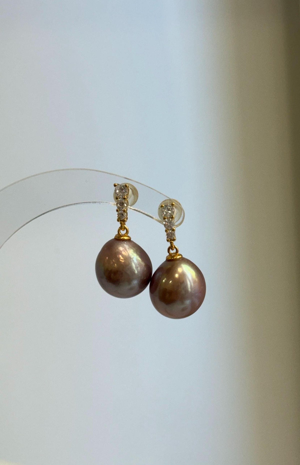 Matching Edison pearl earrings with rose mauve coloring and mirror-like luster.