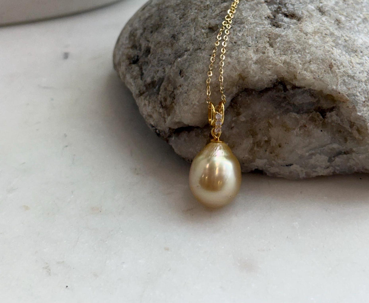Golden ocean pearl pendant with a highly reflective surface