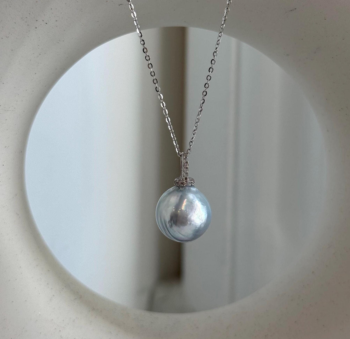 Iridescent Australian South Sea pearl pendant in S925 sterling silver.