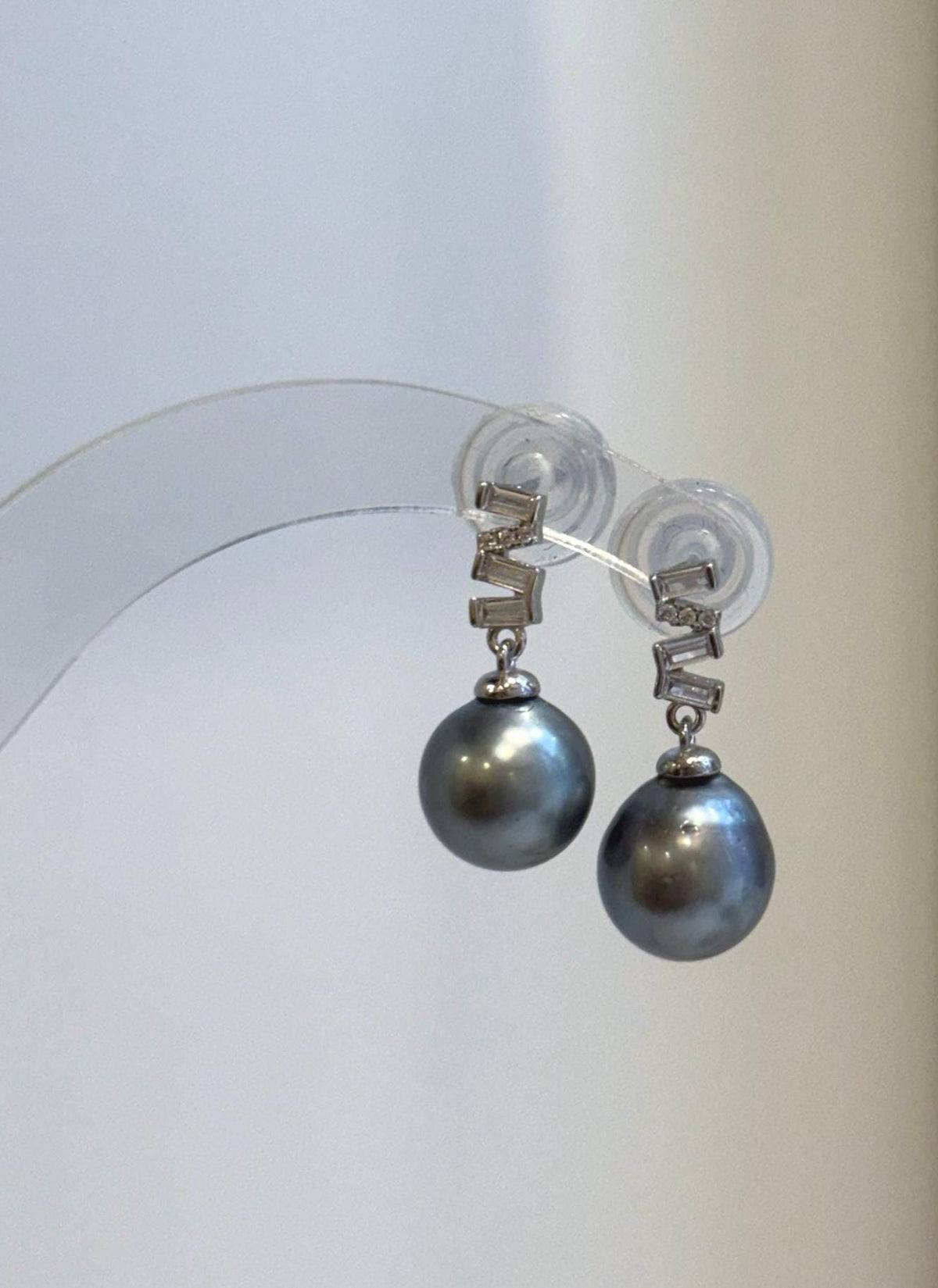 Minimalist pearl drop earrings crafted with S925 sterling silver.
