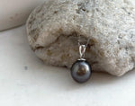 Genuine saltwater Tahitian pearl necklace featuring a platinum gray pearl with mirror luster.
