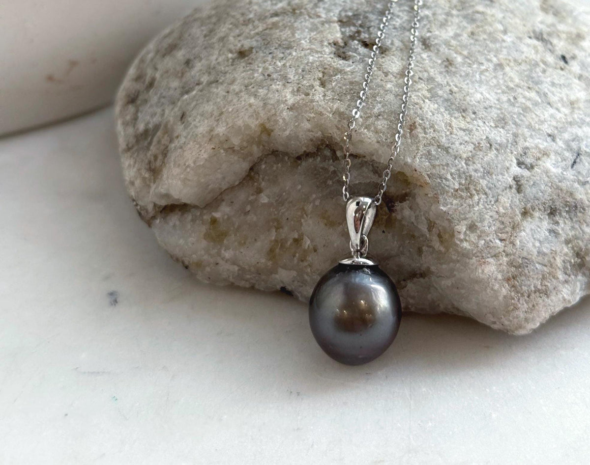 Genuine saltwater Tahitian pearl necklace featuring a platinum gray pearl with mirror luster.