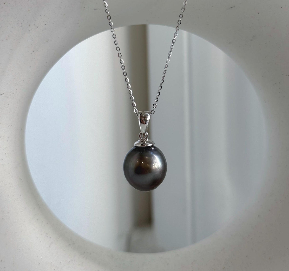 S925 sterling silver pendant showcasing a genuine platinum gray saltwater pearl.