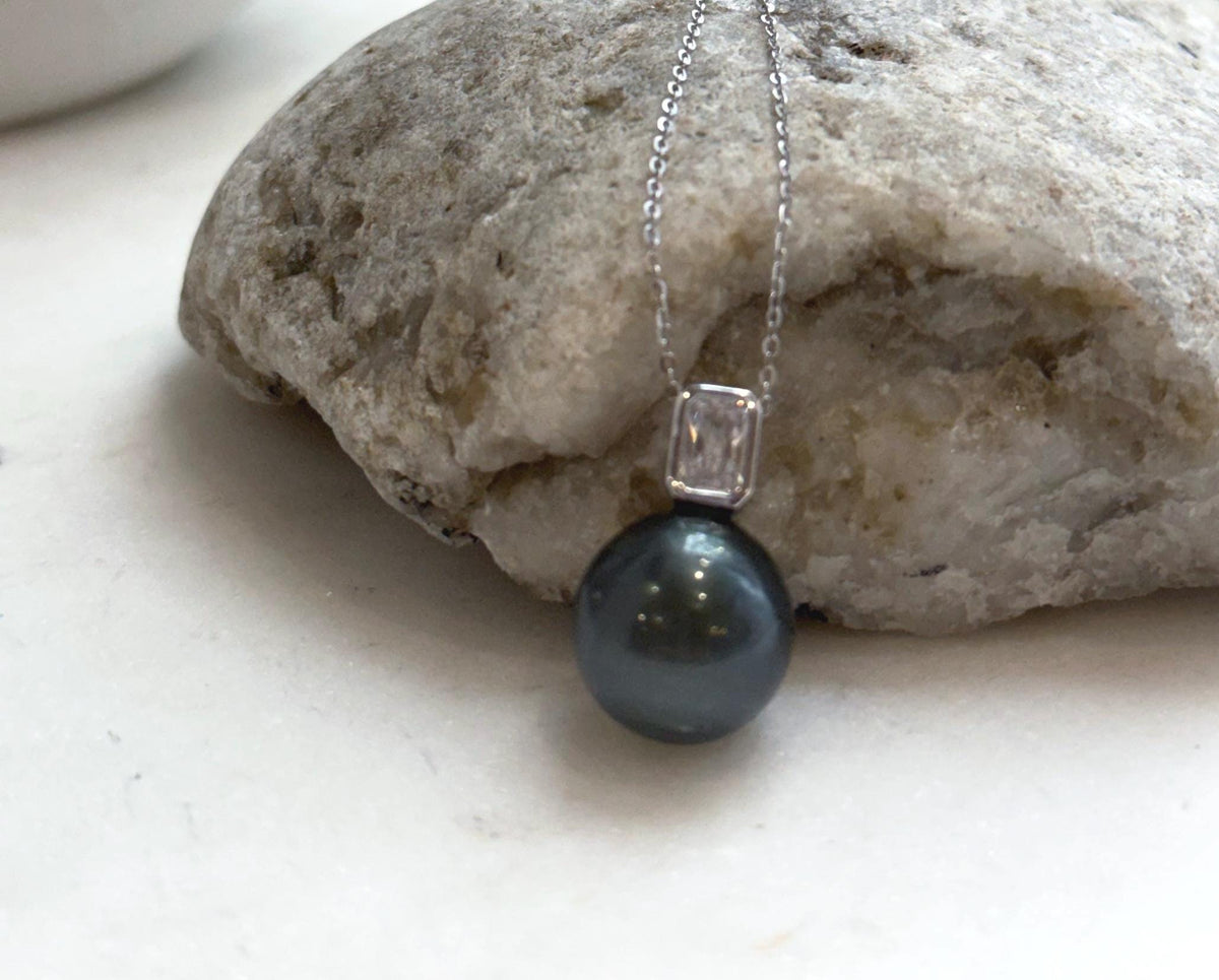Genuine Tahitian pearl pendant with a deep black color and mirror-like luster