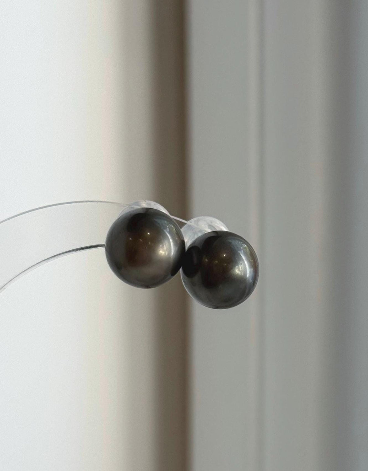 Platinum gray Tahitian pearl stud earrings with mirror luster and S925 sterling silver settings.