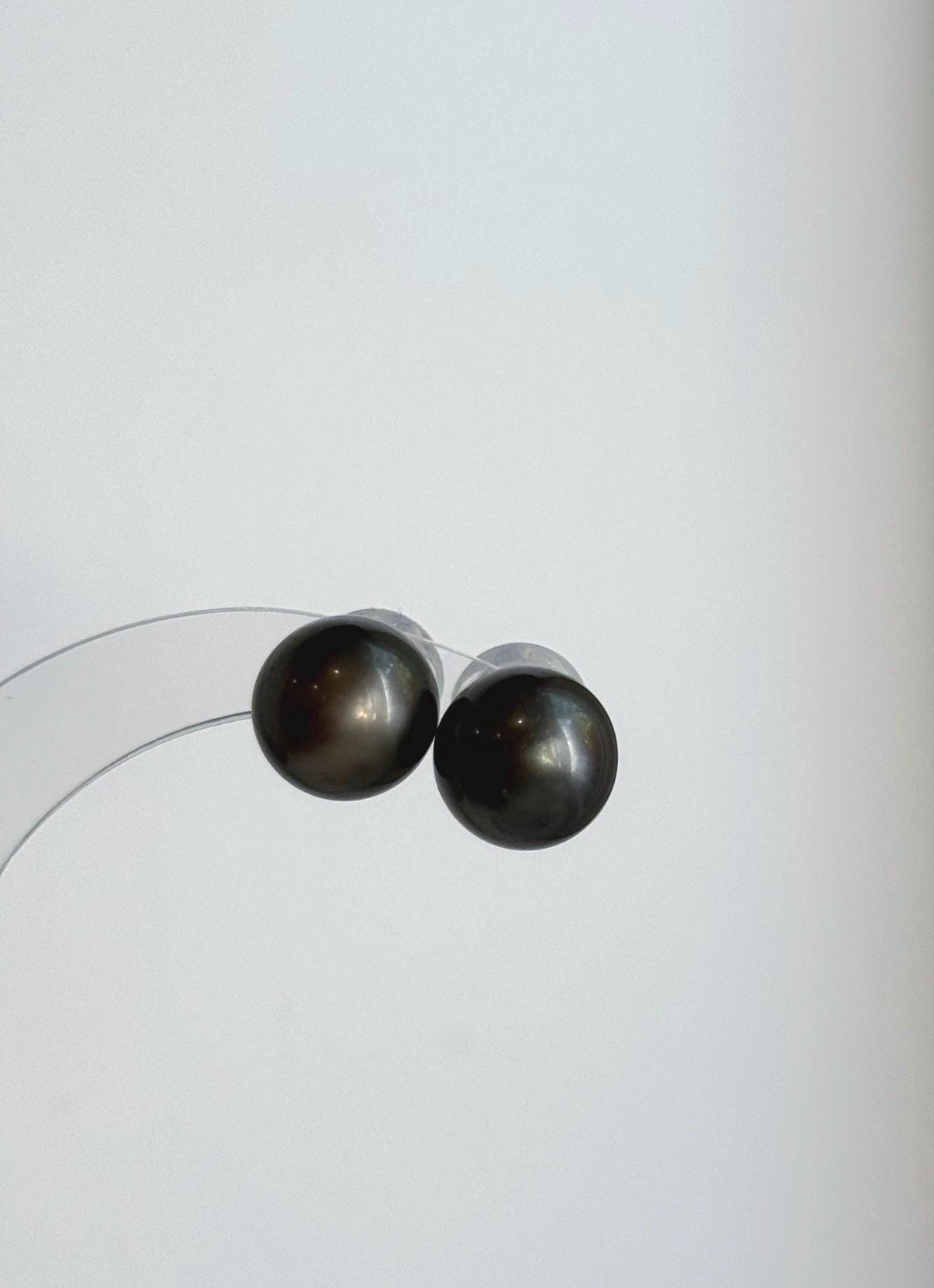 Minimalist S925 sterling silver earrings featuring genuine gray saltwater pearls.