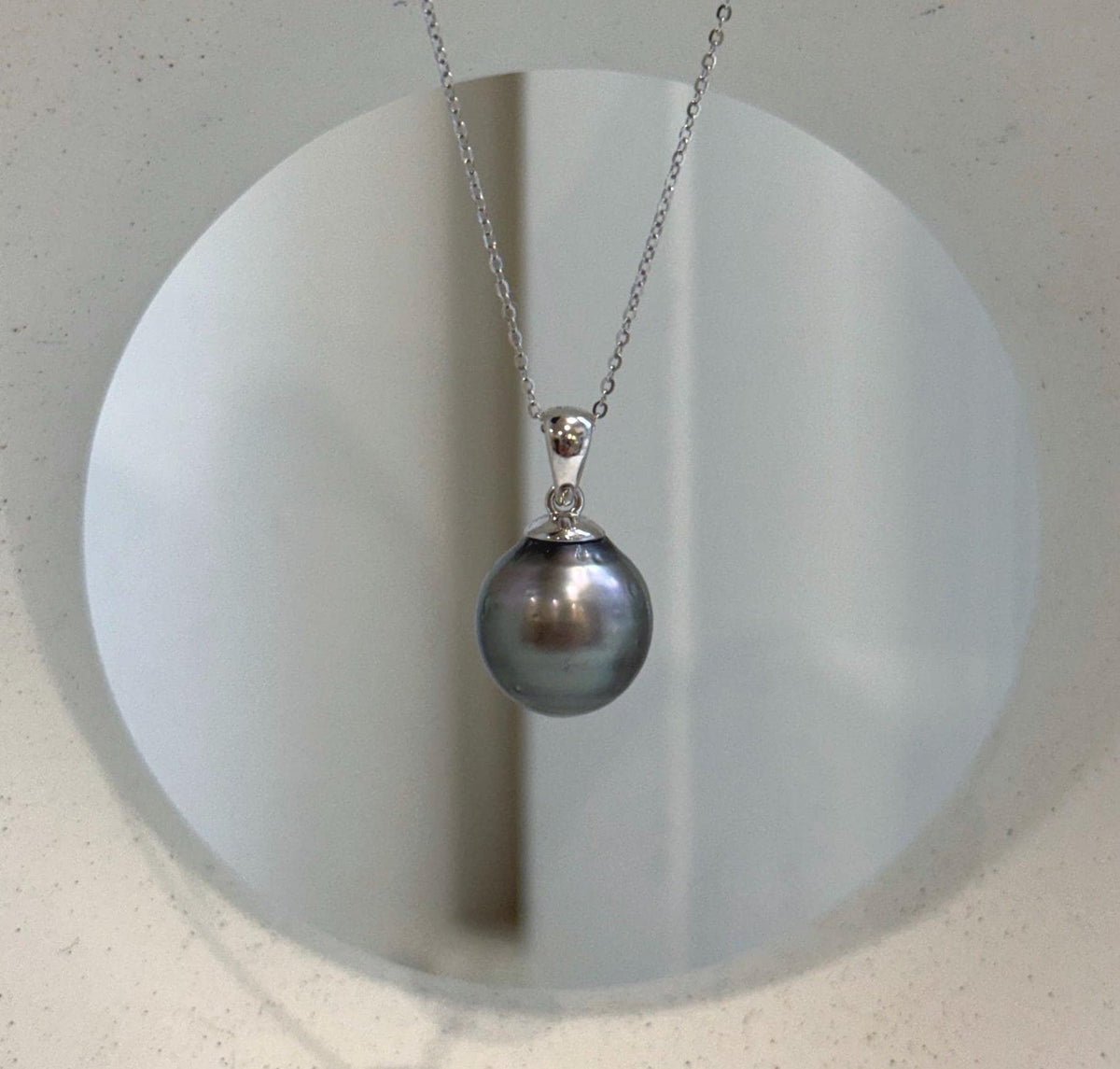 Peacock hunter green Tahitian pearl pendant necklace.