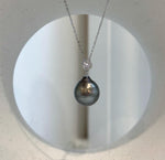 Elly’s hunter green Tahitian pearl pendant necklace.