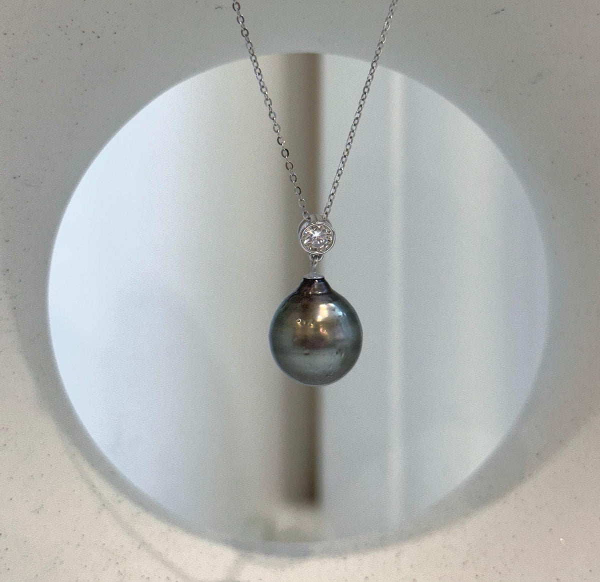 Elly’s hunter green Tahitian pearl pendant necklace.
