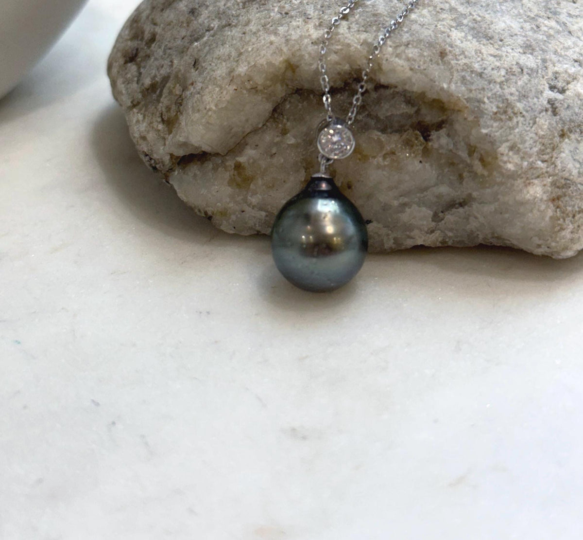 S925 sterling silver necklace featuring a hunter green pearl.