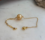 Golden pearl bracelet with spring-ring clasp.