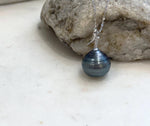 Tahitian pearl necklace with mirror luster and a silver setting.