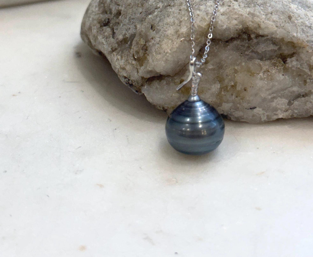 S925 sterling silver pendant featuring a Tahitian saltwater pearl.