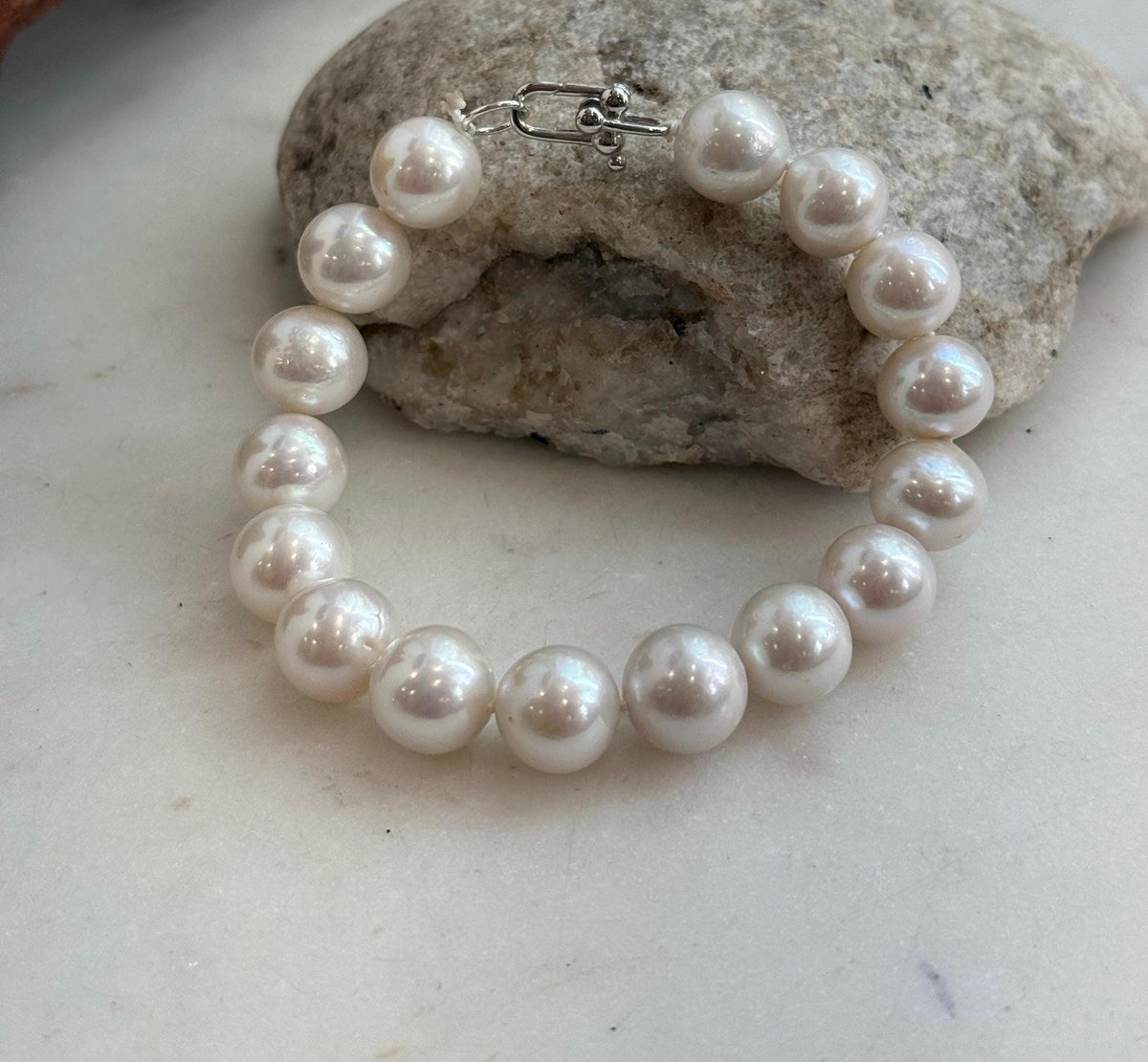 Elegant freshwater pearl bracelet with white Edison pearls and mirror luster.