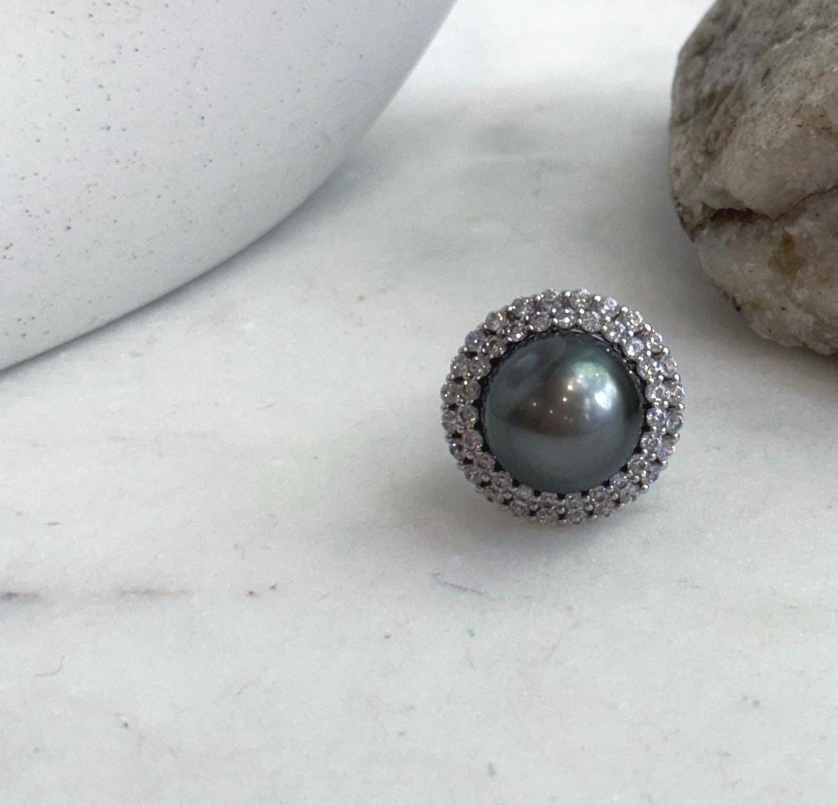 Lustrous platinum-toned Tahitian pearl in a sunflower setting.