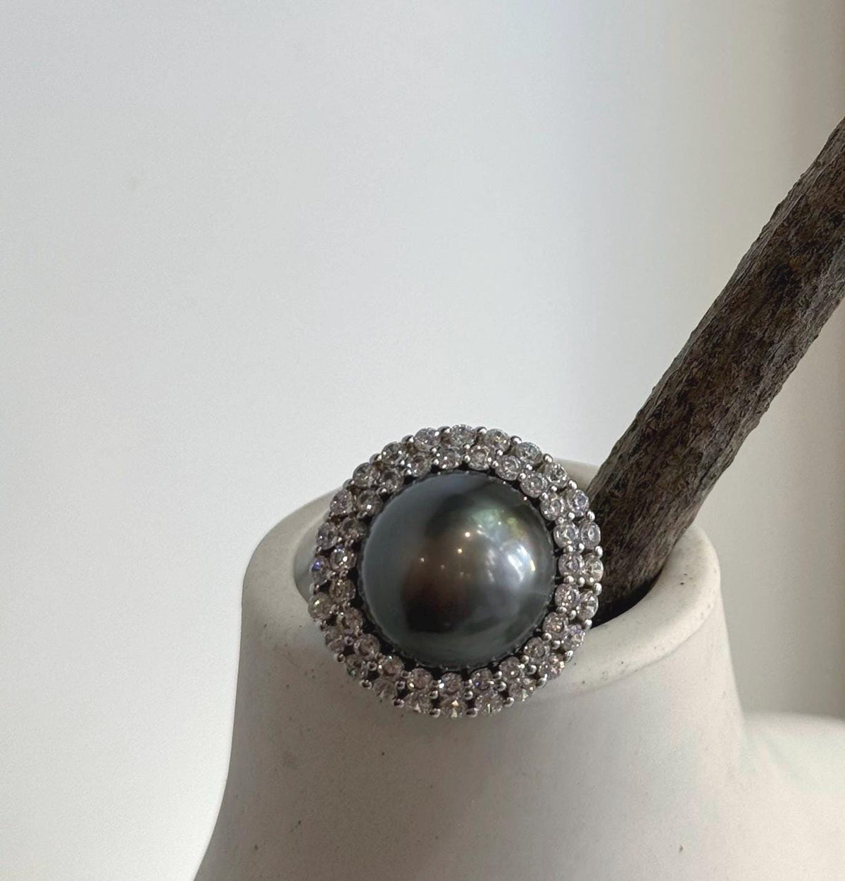 S925 silver floral ring featuring a large Tahitian pearl.