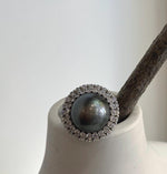 S925 silver floral ring featuring a large Tahitian pearl.